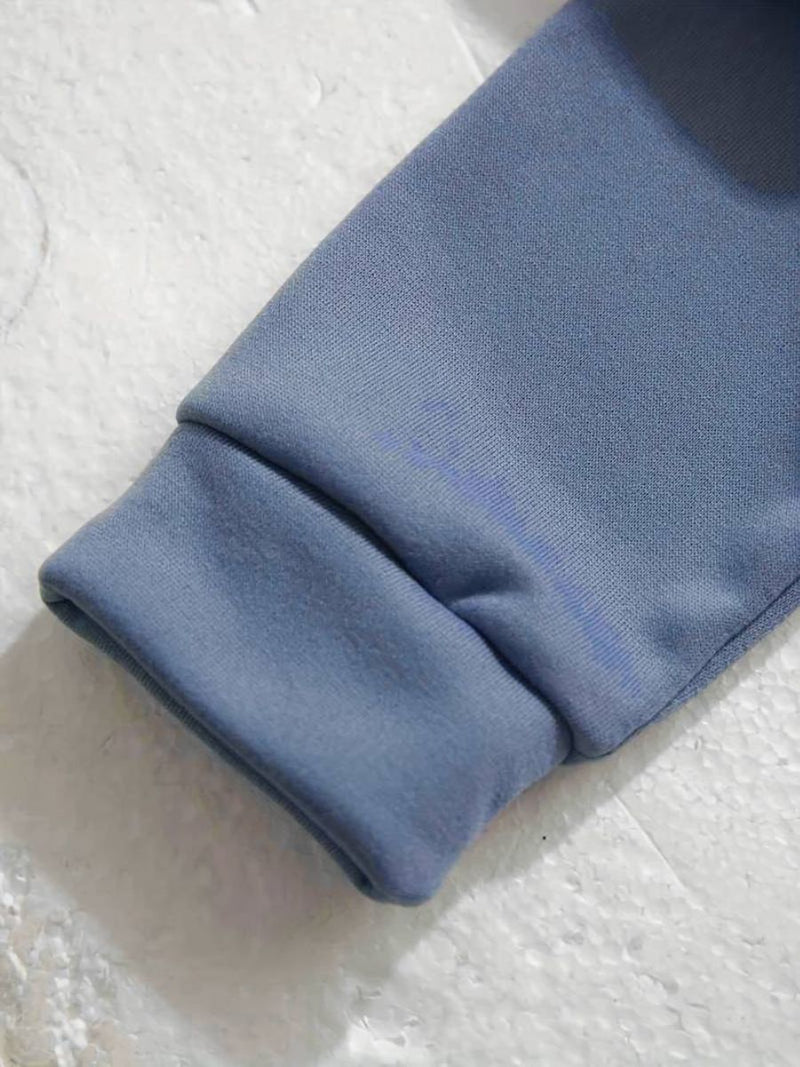 sudadera con capucha y joggers con cordón