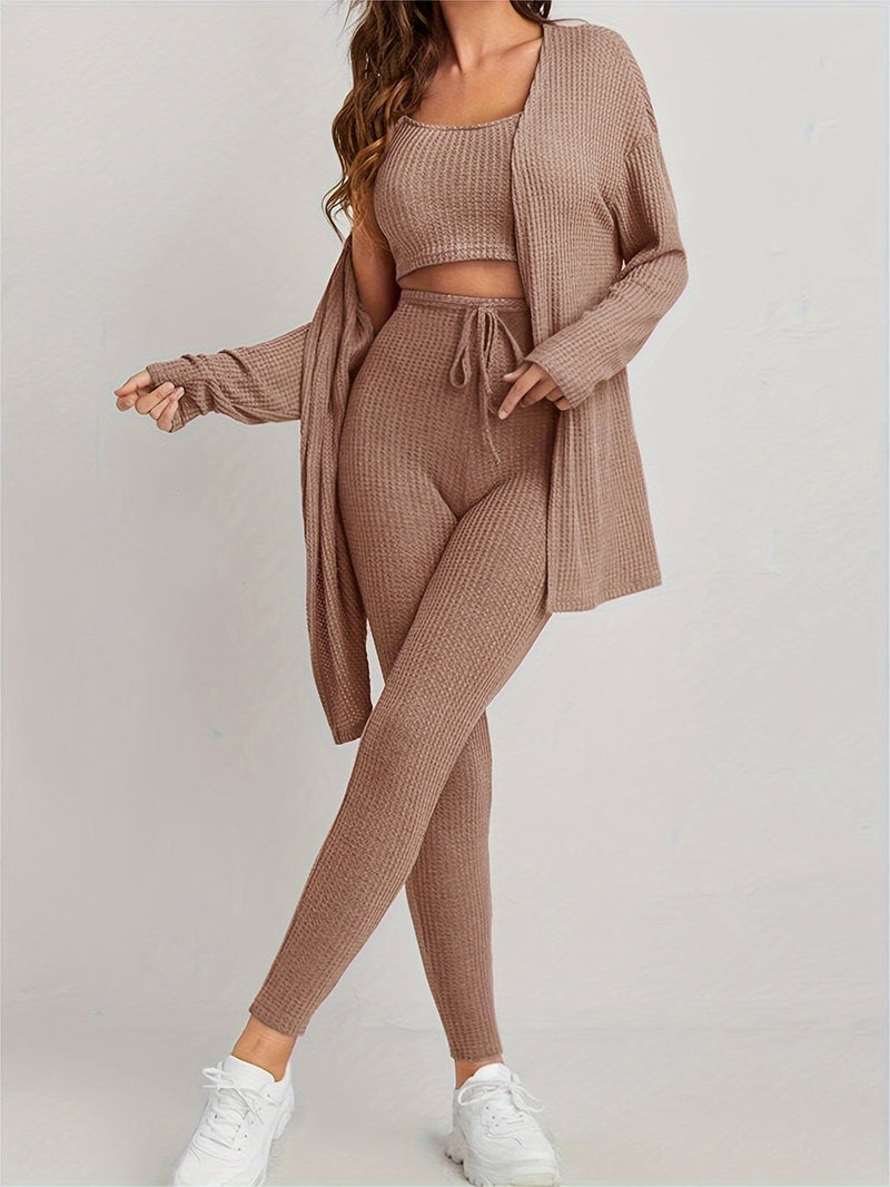 Conjunto compuesto por chaleco, top cropped y pantalón estrecho con cordón