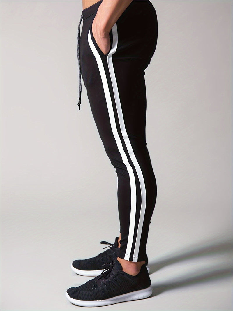 Pantalón deportivo con estampado de rayas