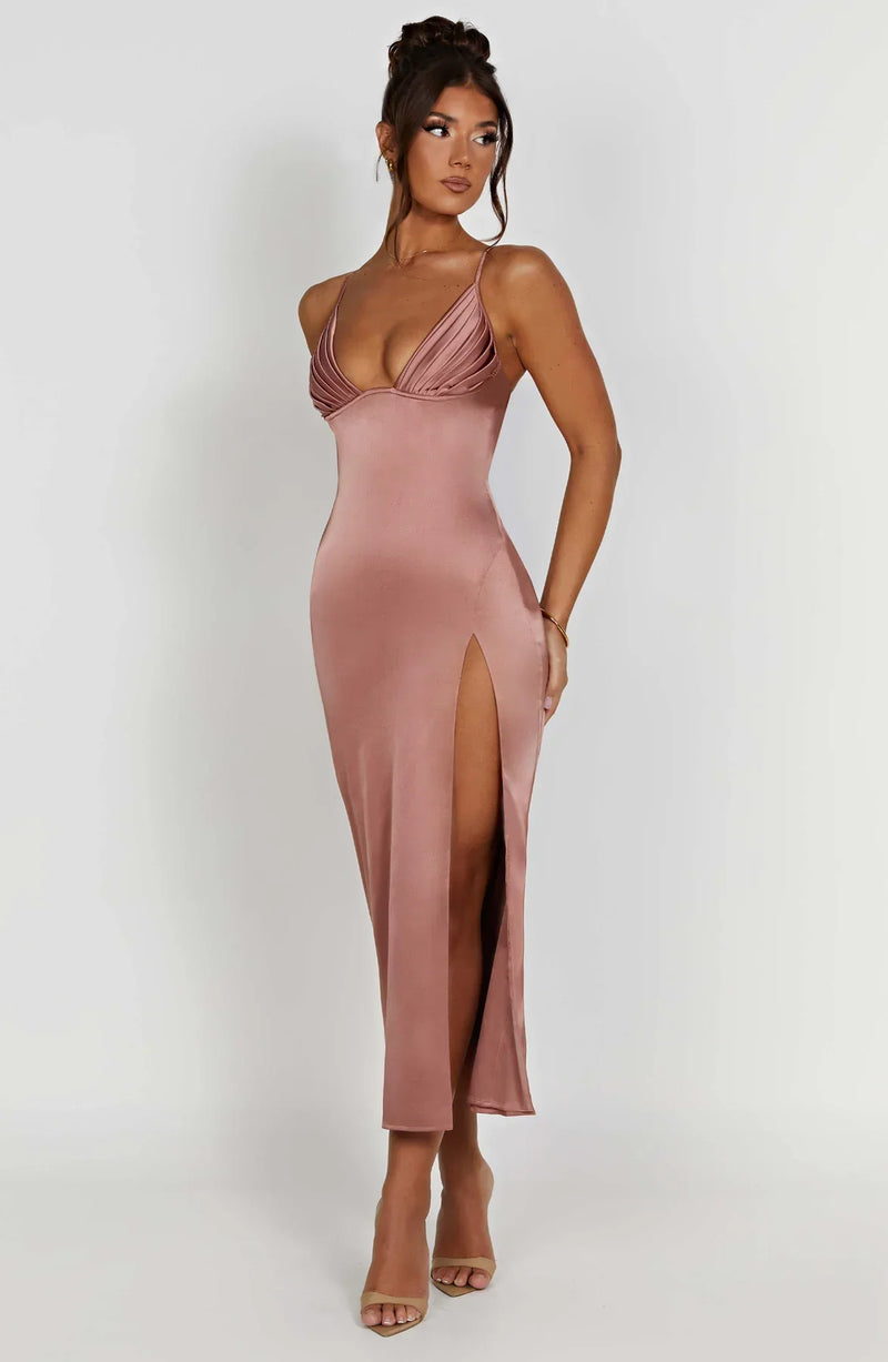 Elegante vestido midi con tirantes finos