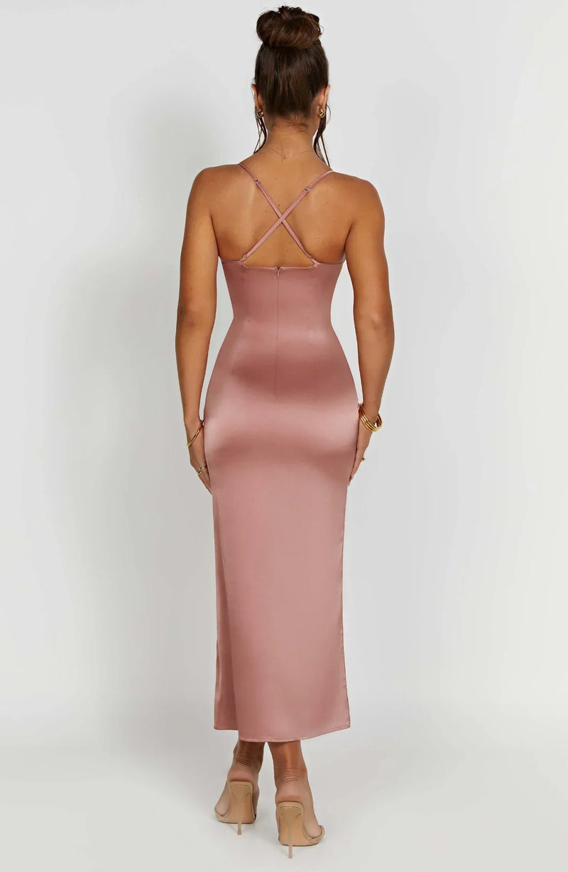Elegante vestido midi con tirantes finos