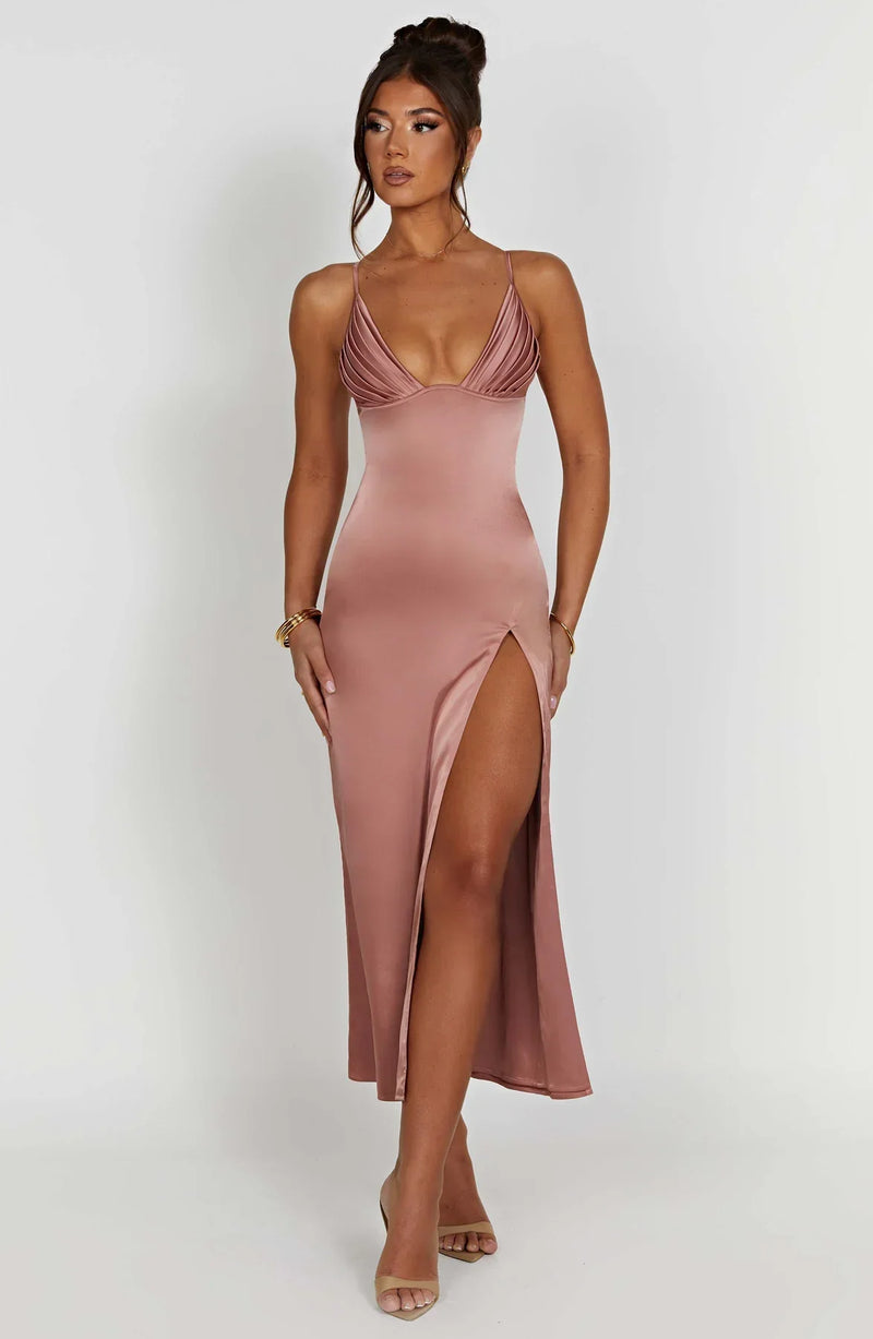 Elegante vestido midi con tirantes finos