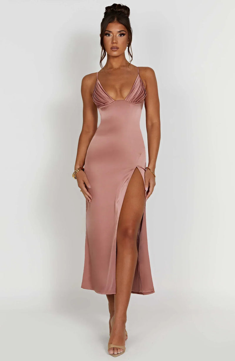 Elegante vestido midi con tirantes finos